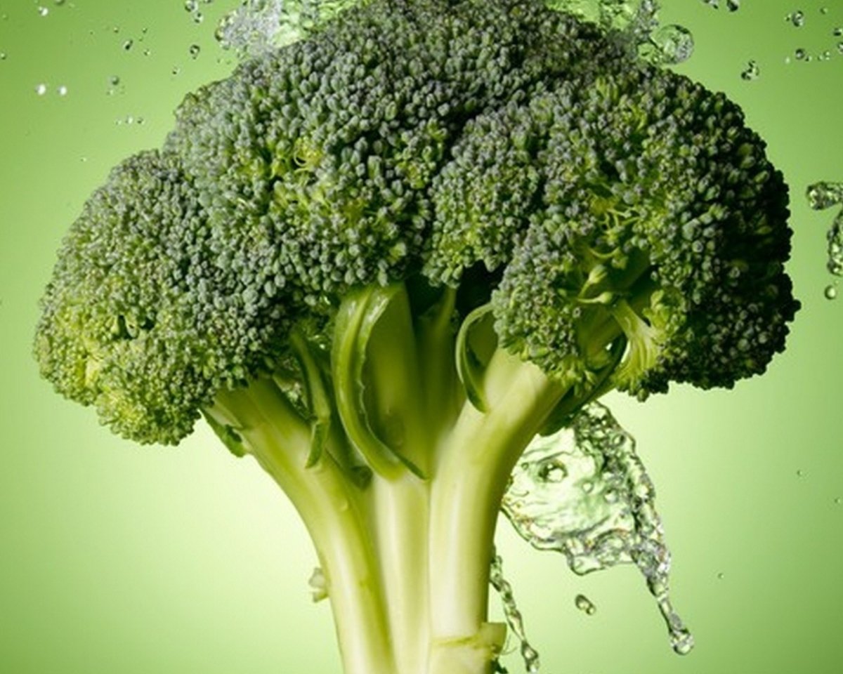 Зеленые овощи на белом фоне