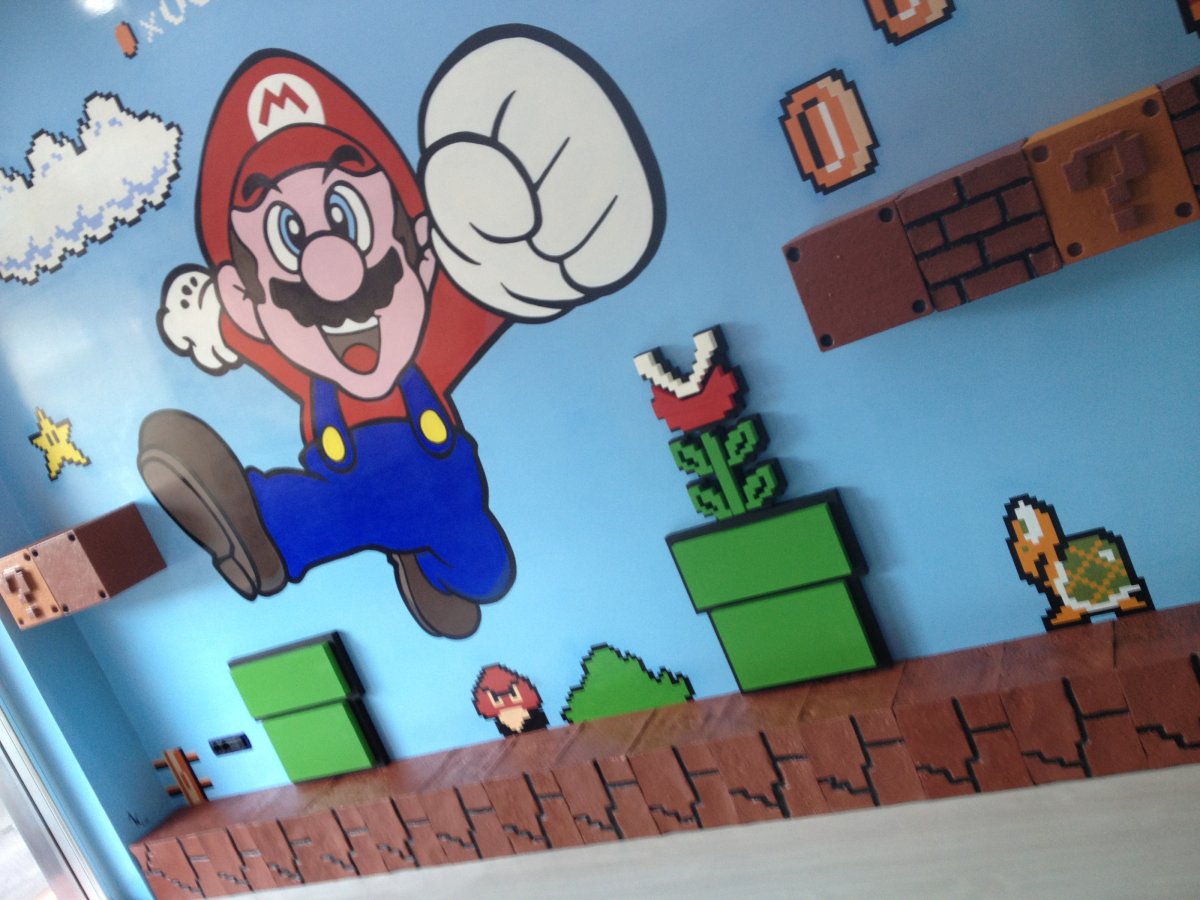 Марио сидит