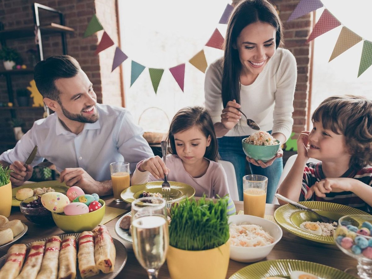 Семья за столом