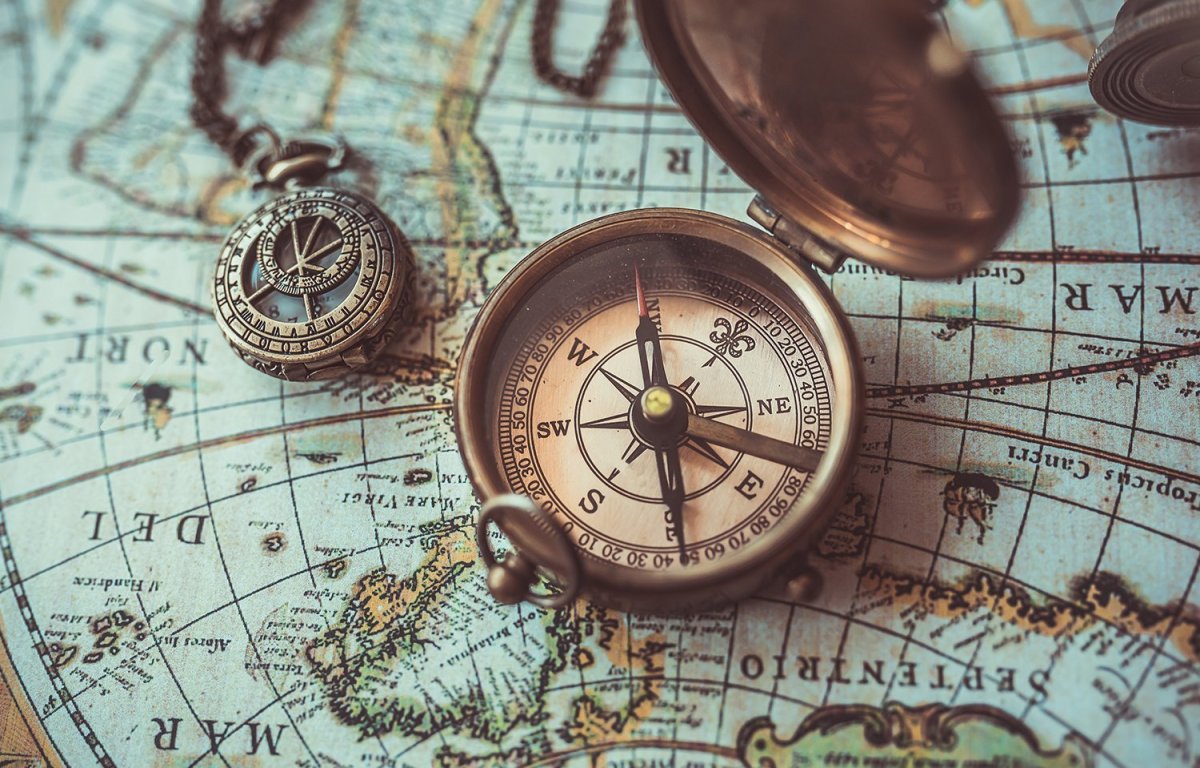 Старинная карта с компасом