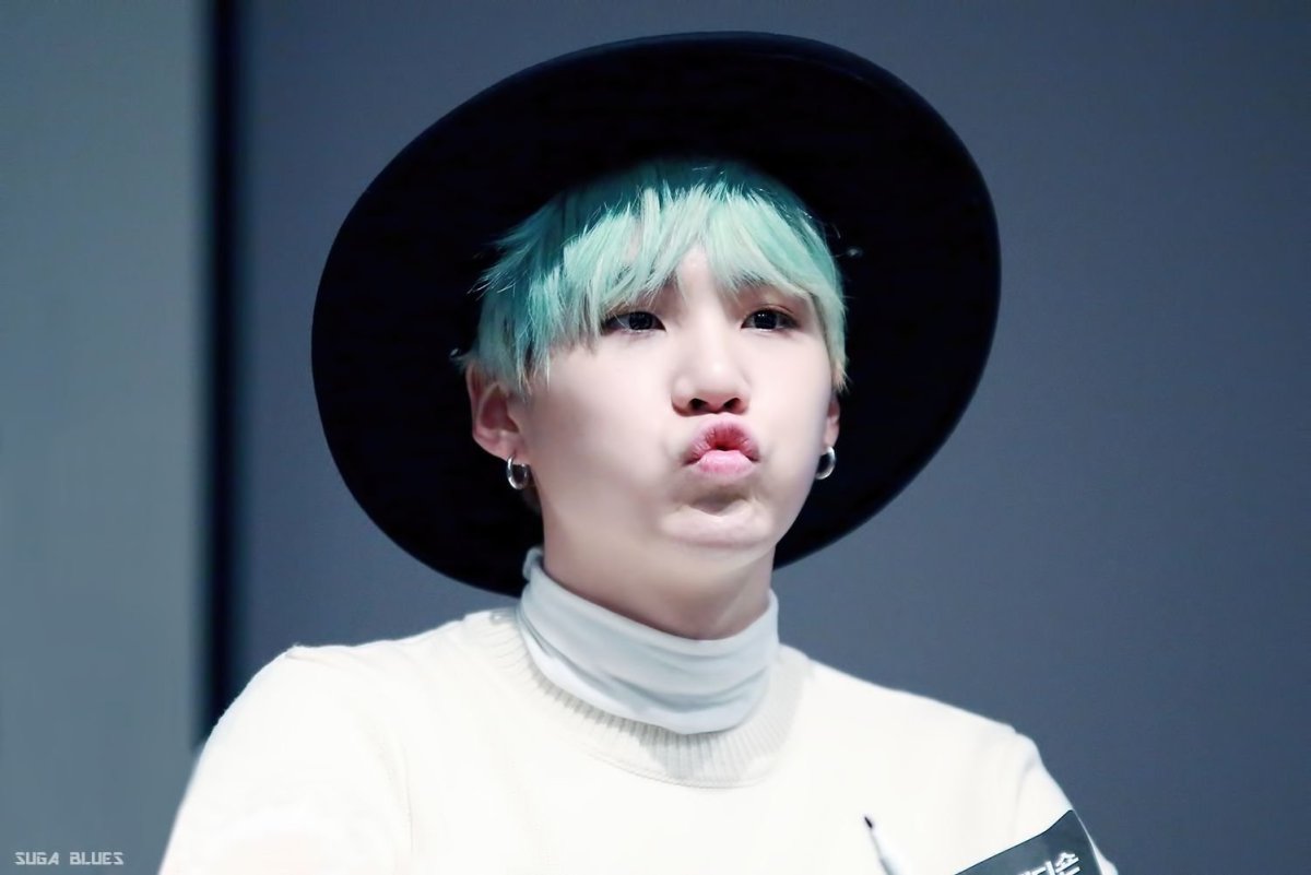 Юнги БТС мятные волосы