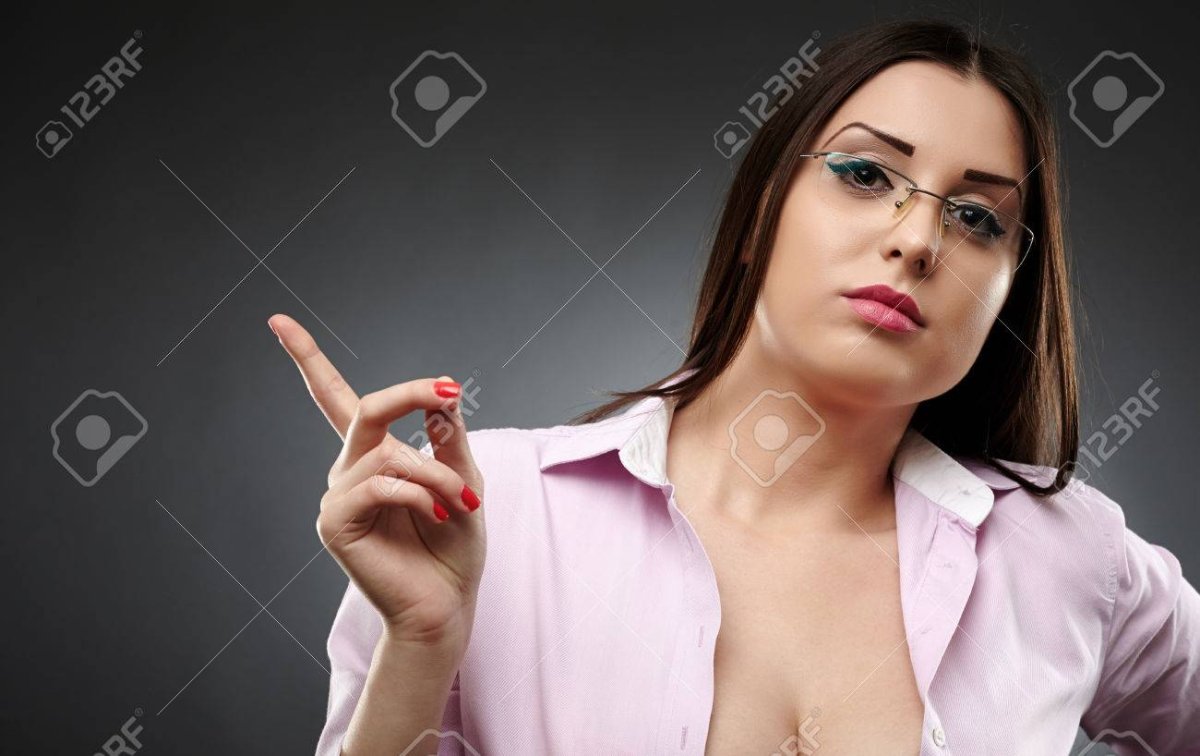 Учительница указывает