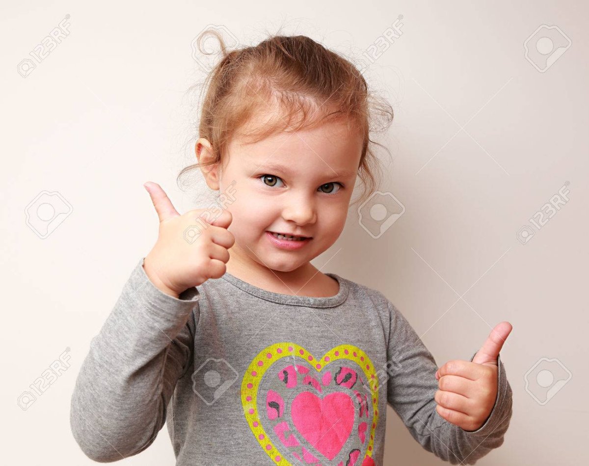 Малыш грозит пальчиком