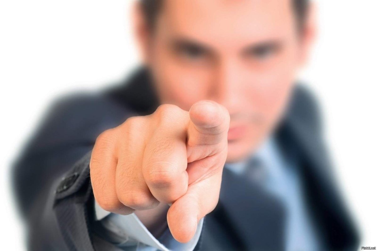 Указывает пальцем