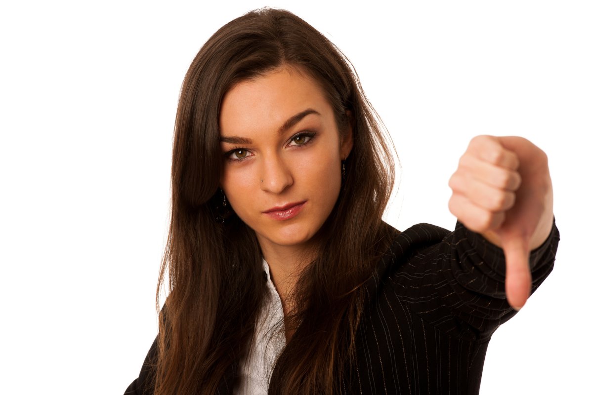 Девушка палец вниз