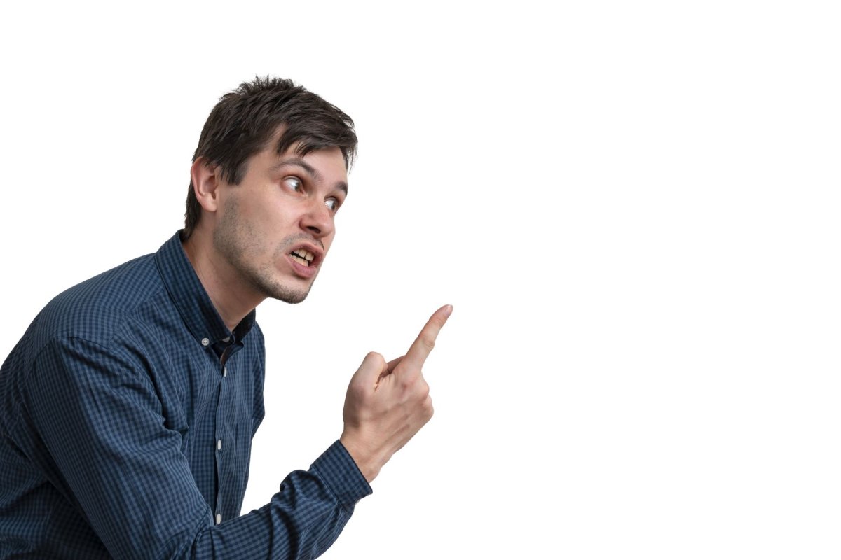 Грозит пальцем