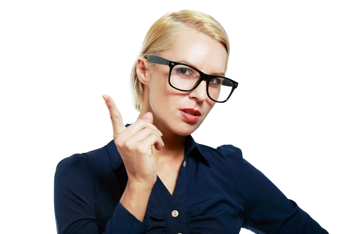 Девушка грозит пальцем