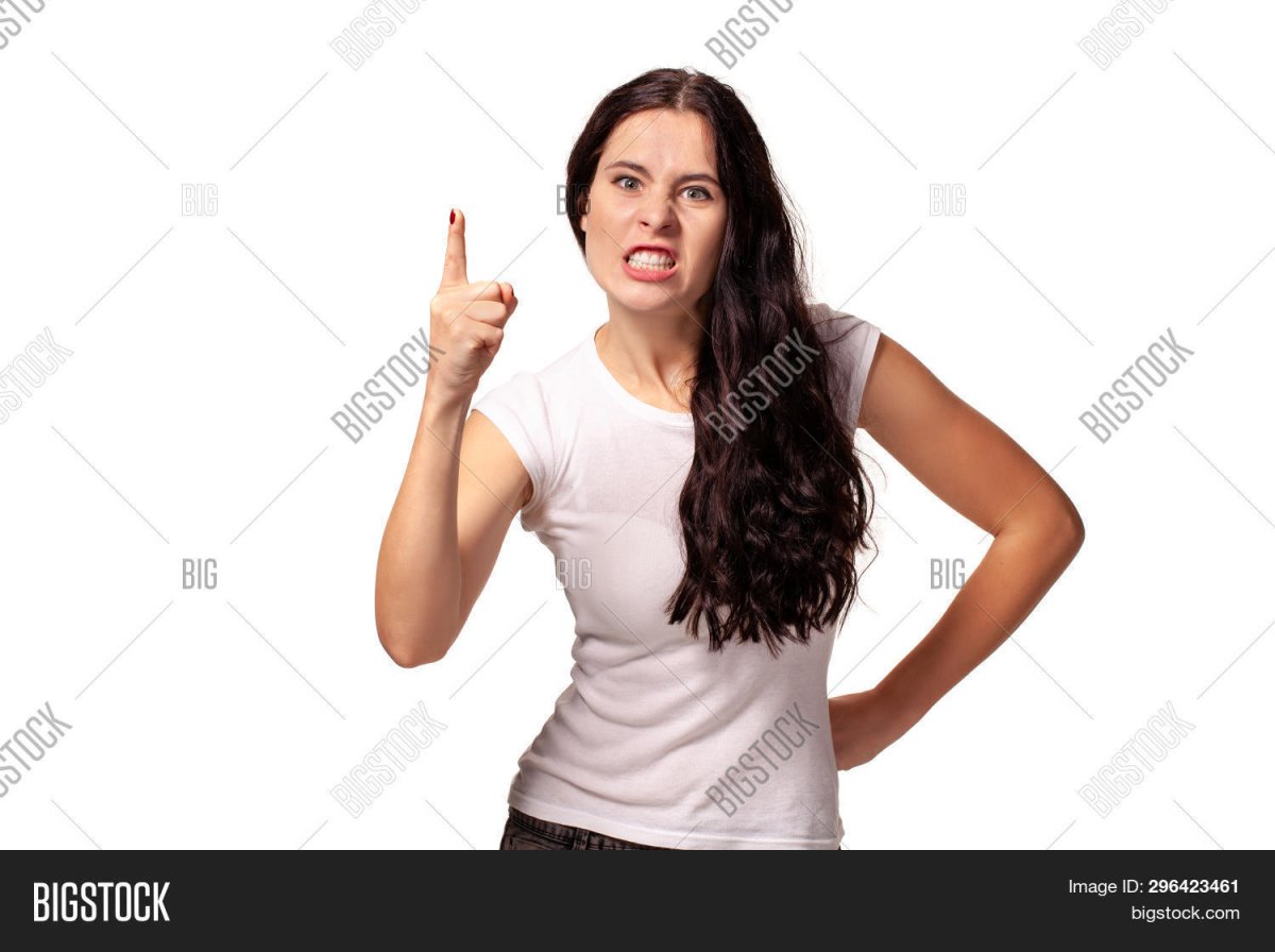 Девушка грозит