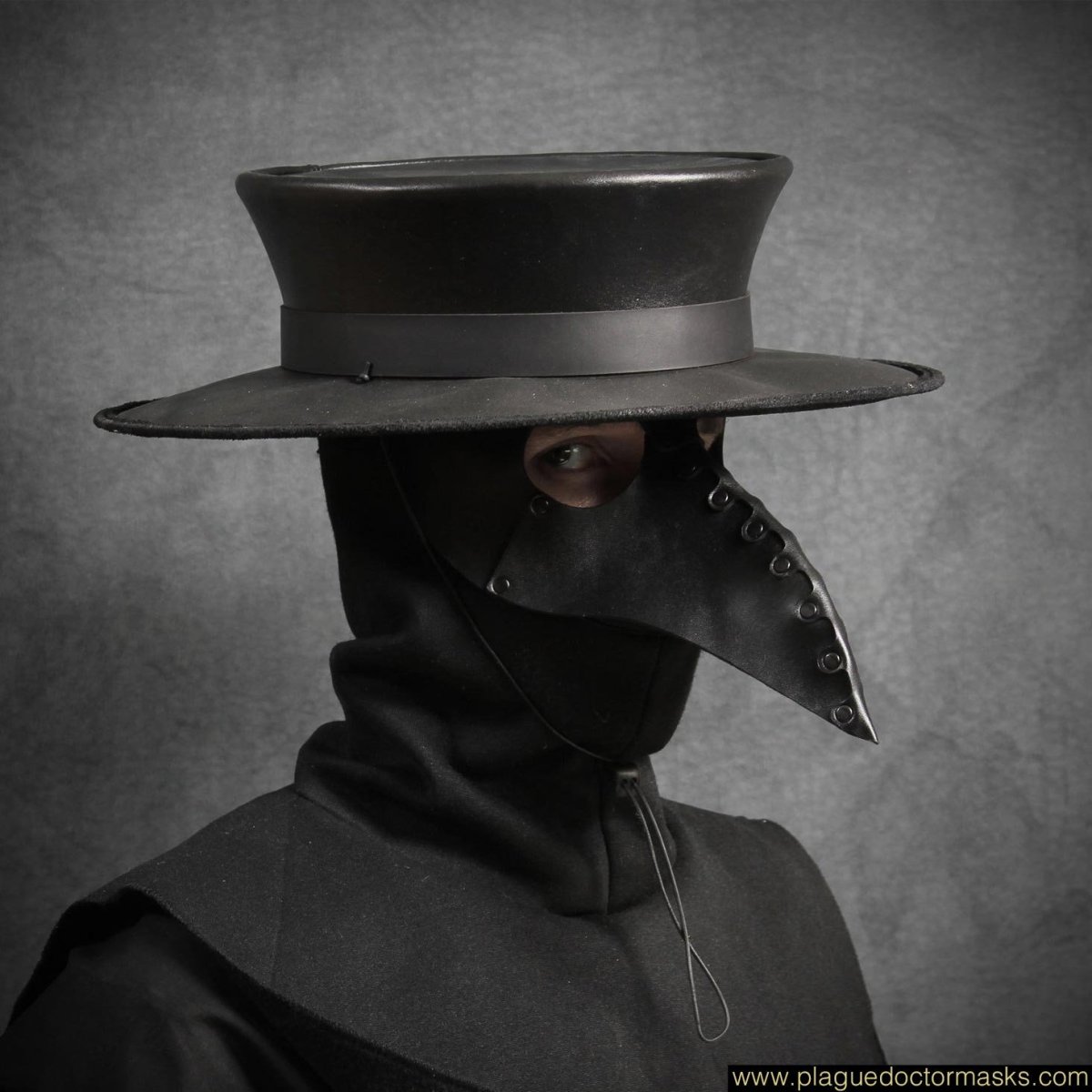 Чумной доктор в шляпе