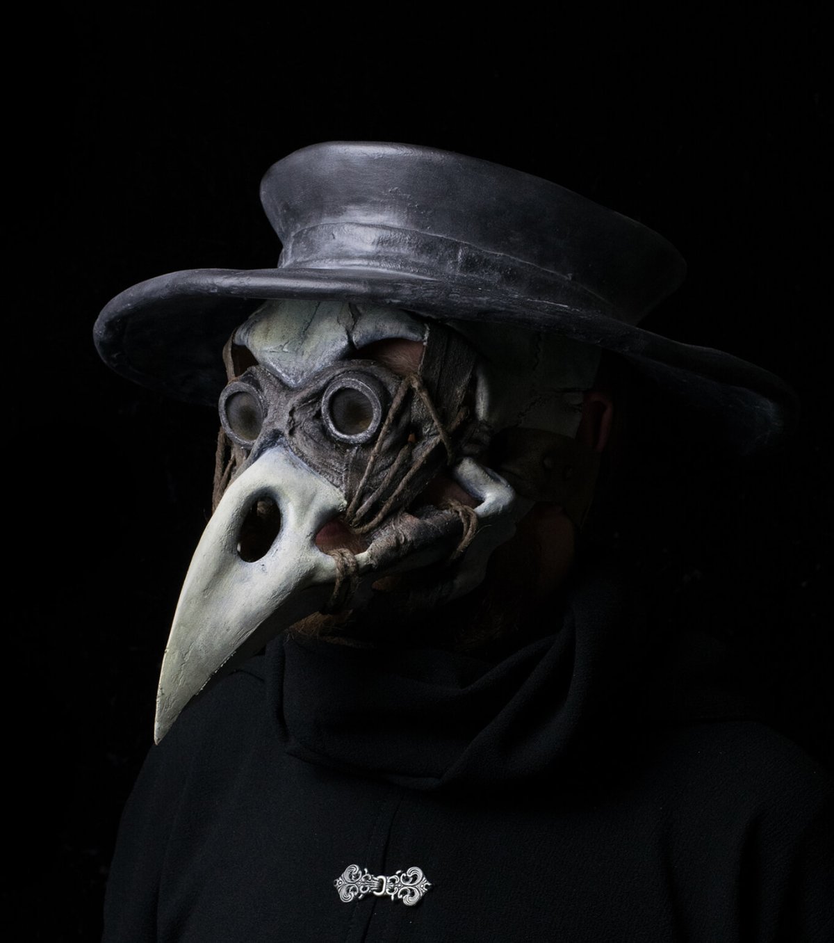 Чумной доктор маска спереди