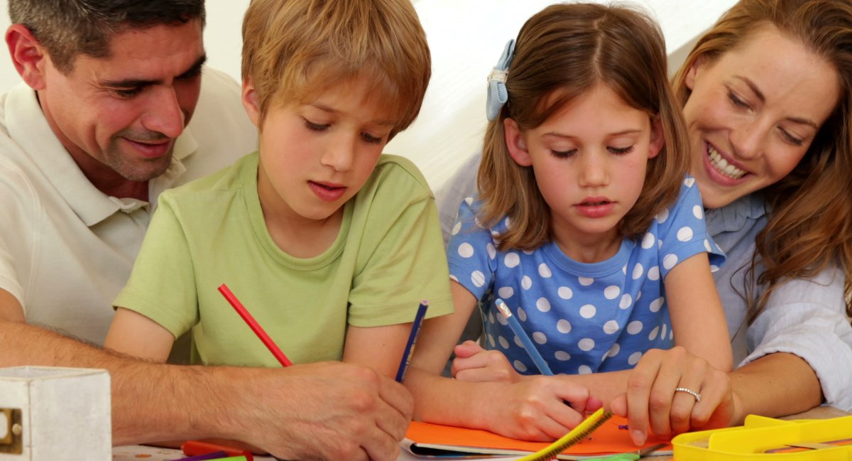 Семья за компьютером