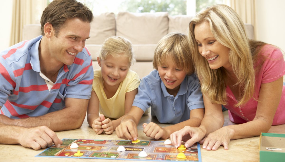 Многодетная семья за компьютером