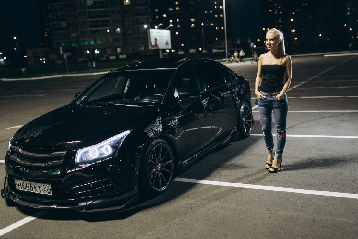 Черный Шевроле Круз и девушка