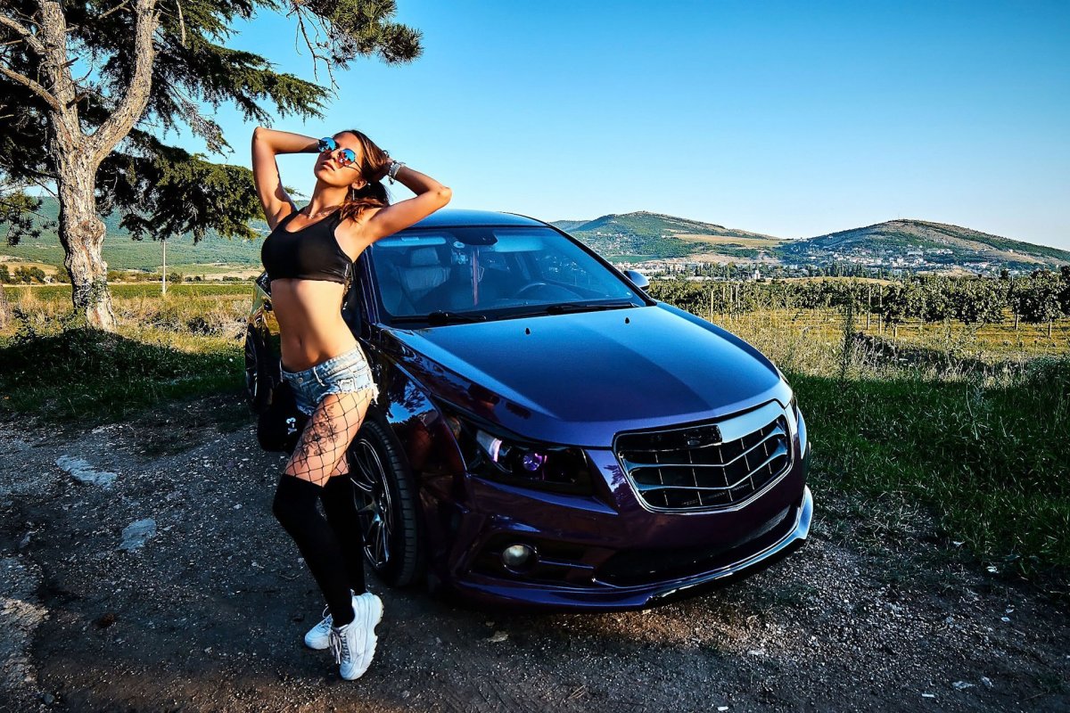 Chevrolet Cruze и девушка
