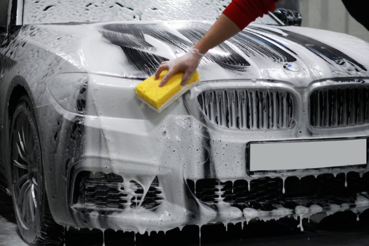 Девочки моют машину