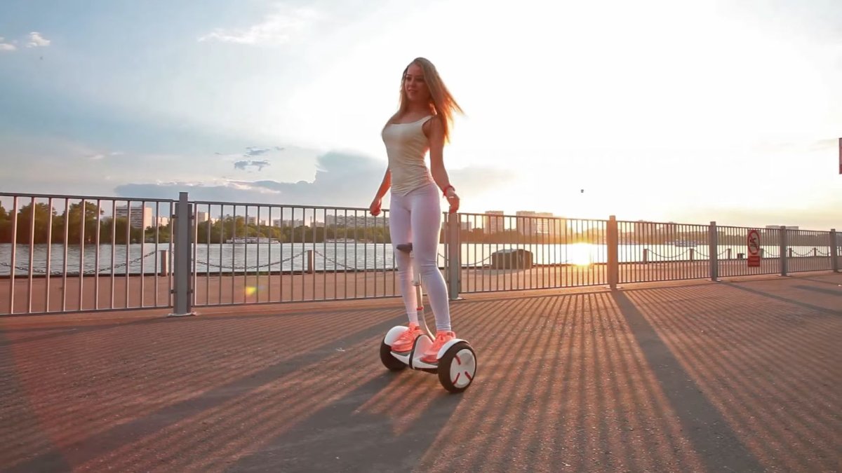 Девушка на Гиро скутаре