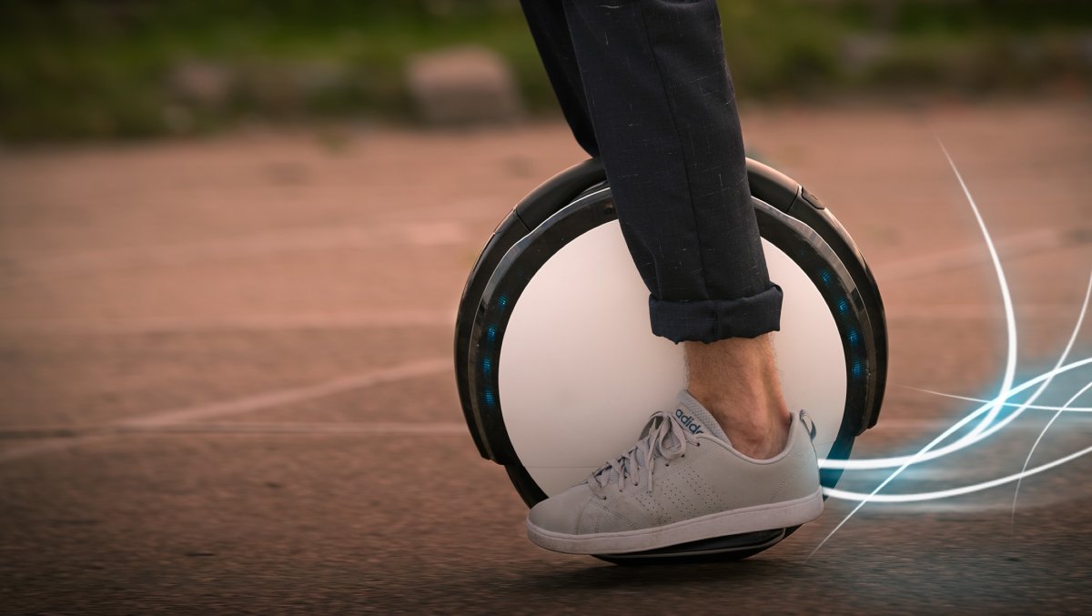 Моноколесо катается