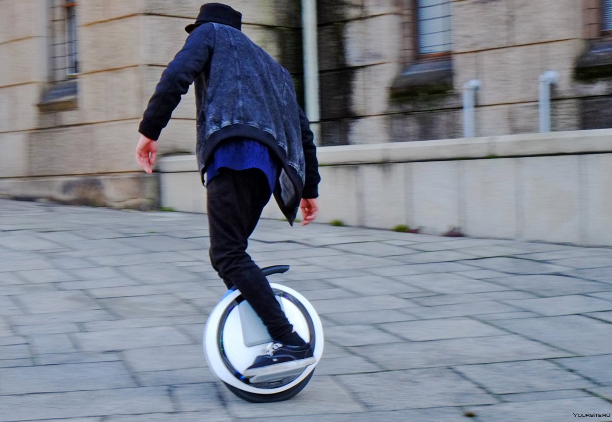 Человек на моноколесе