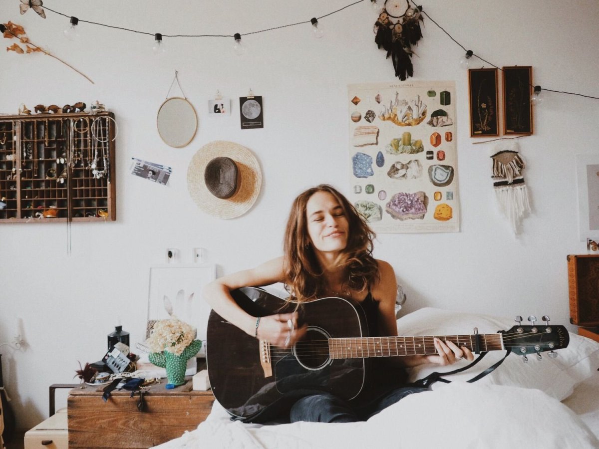 Гитара в комнате