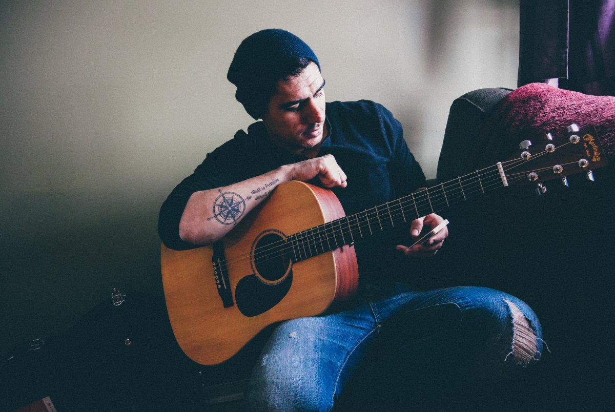 Музыкант с гитарой