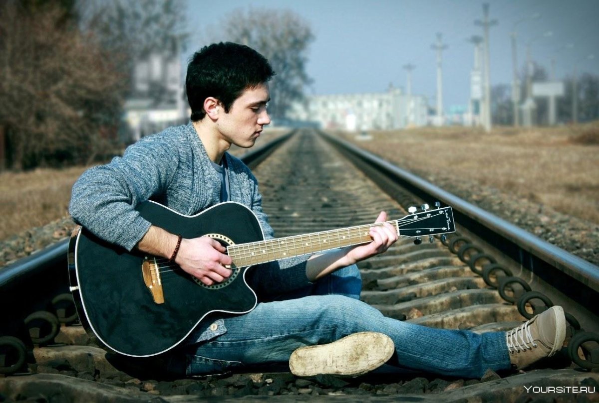 Подросток с гитарой