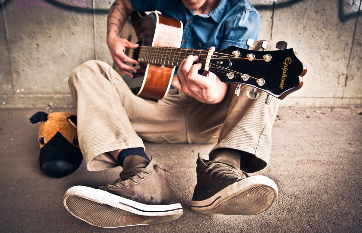 Человек с гитарой стоит