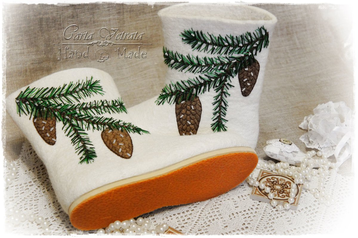 Валенок с еловыми ветками