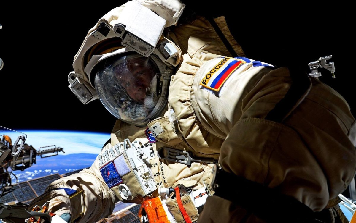 Сергей Рязанский в открытом космосе