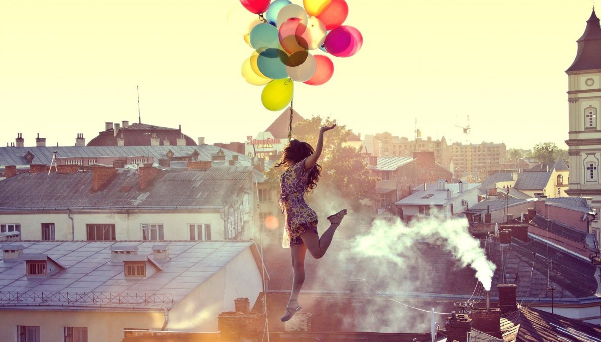 Девушка летит на шариках