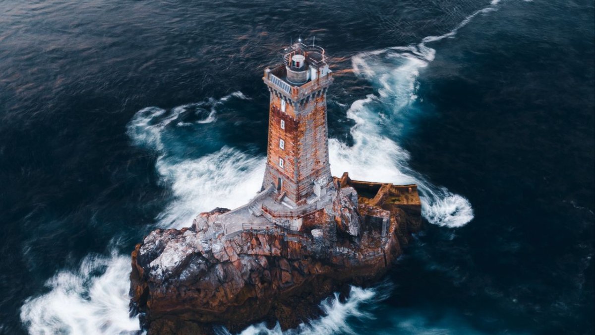 Маяк Тридрангар в шторм