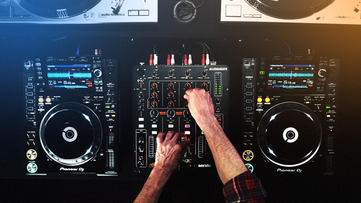 Руки диджея