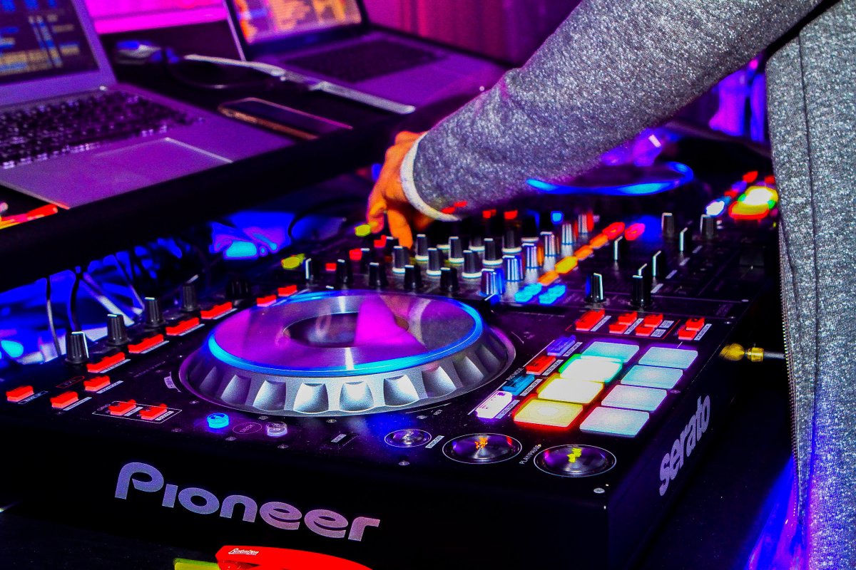 Диджейская аппаратура в клубе