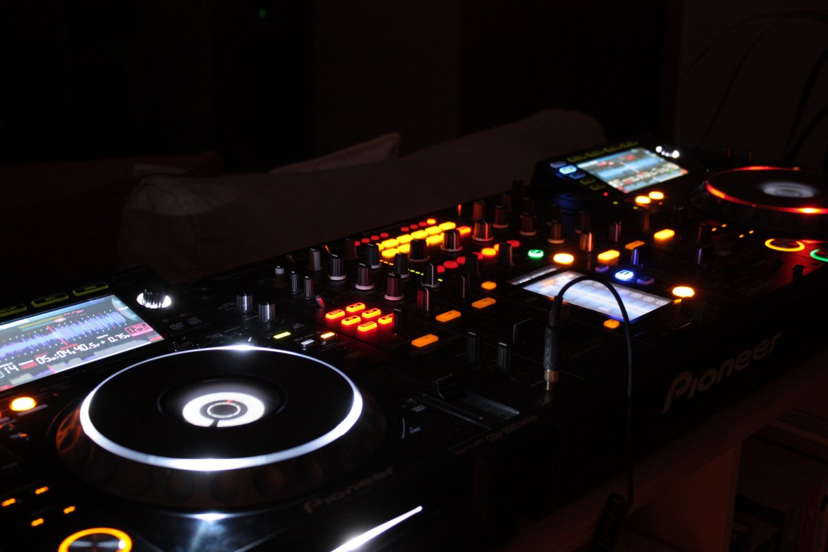 DJ за пультом Pioneer DJ 2000