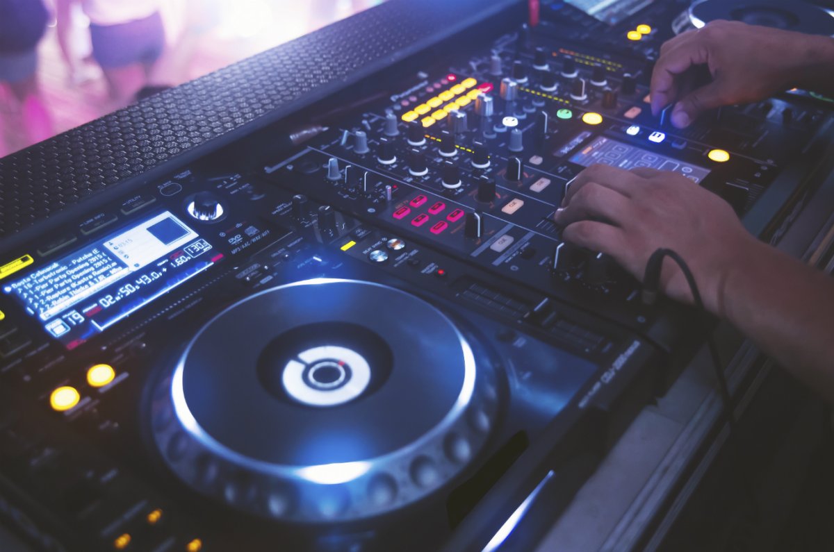 Пульт диджея в клубе