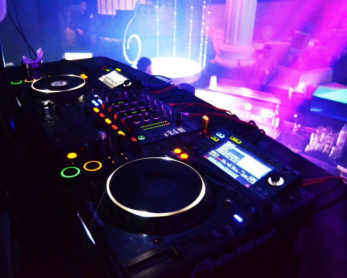 Диджейский пульт на сцене