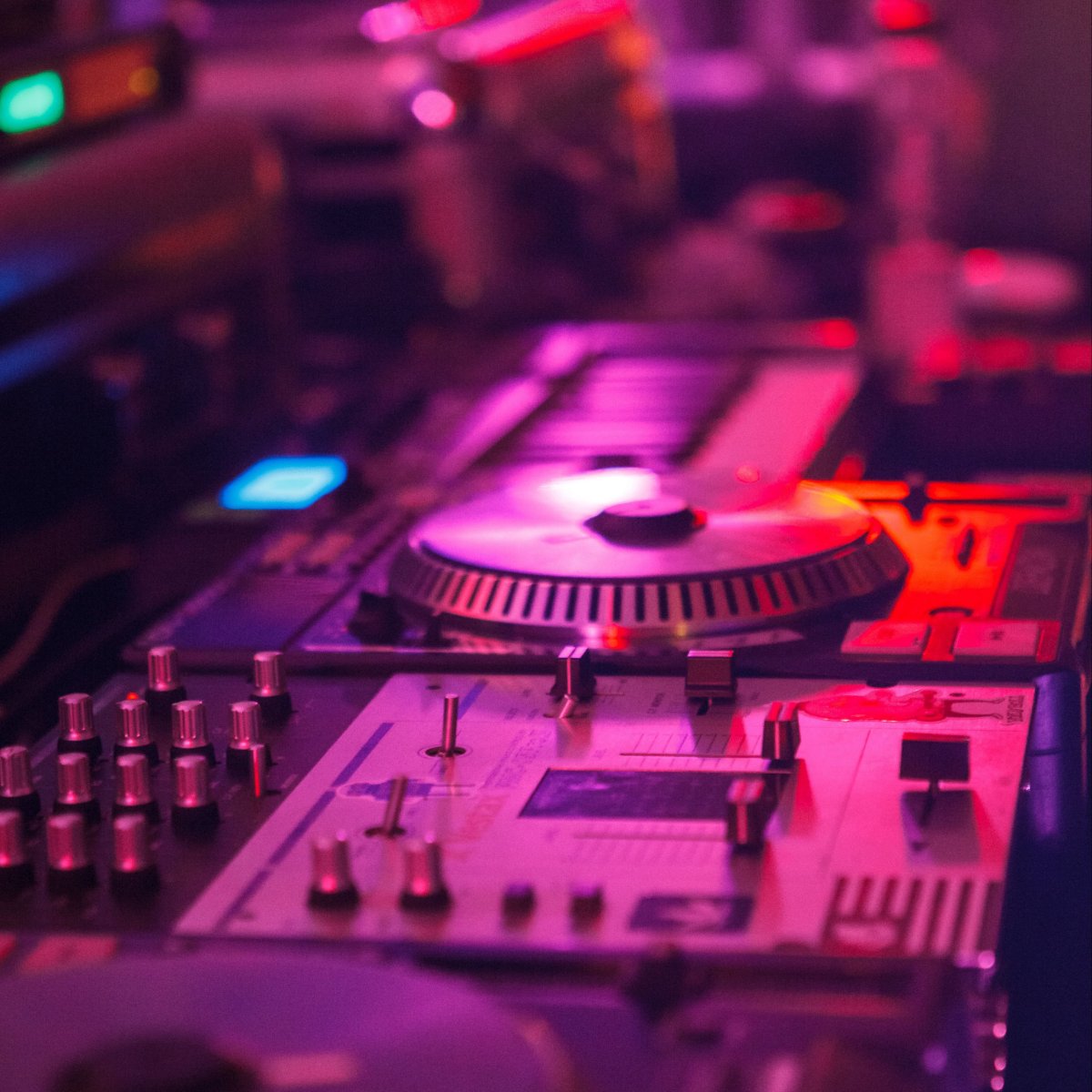 Диджей на сцене