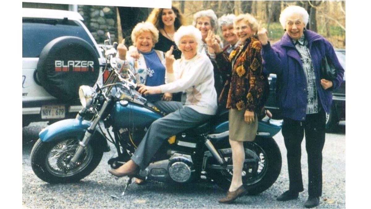 Бабушка на мотоцикле