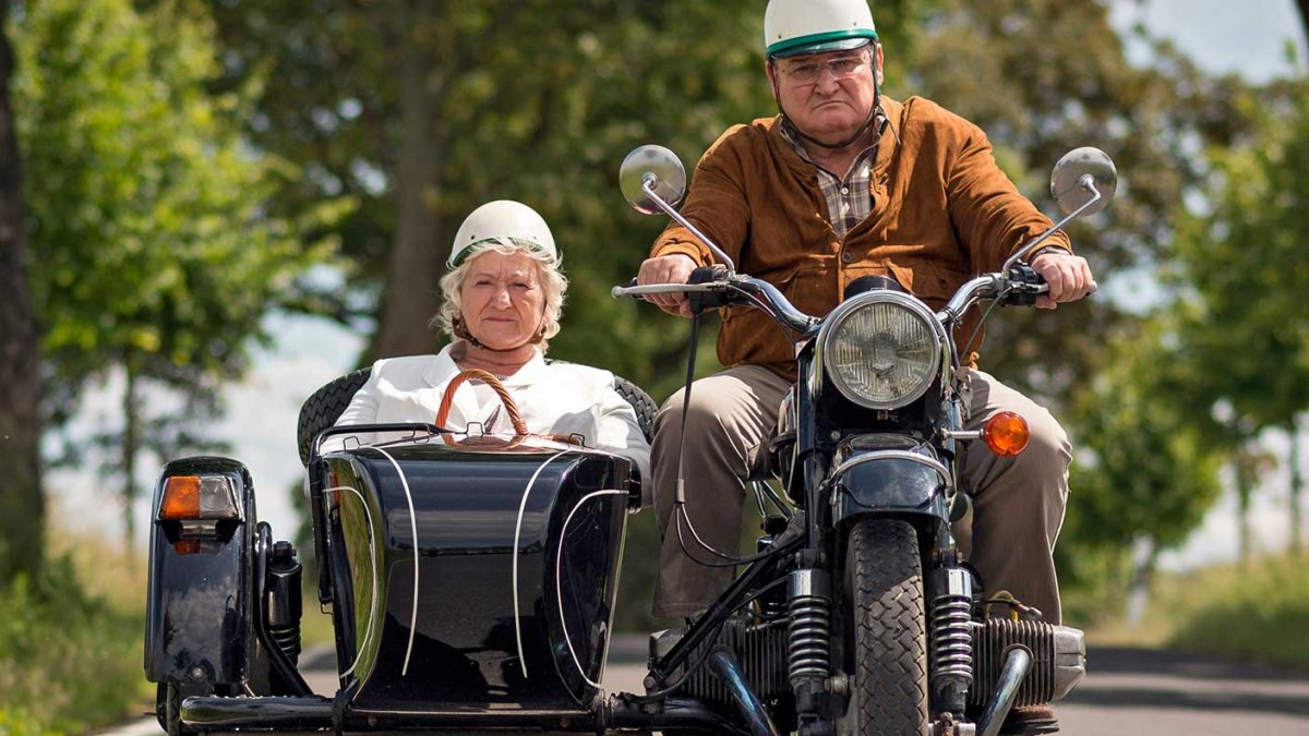 Дед с бабкой на мотоцикле