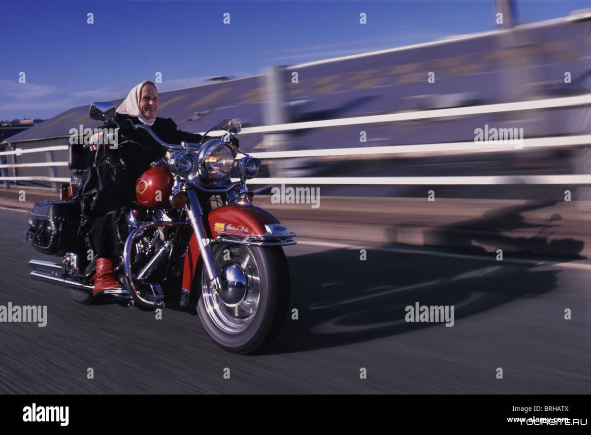 Бабушка на мотоцикле