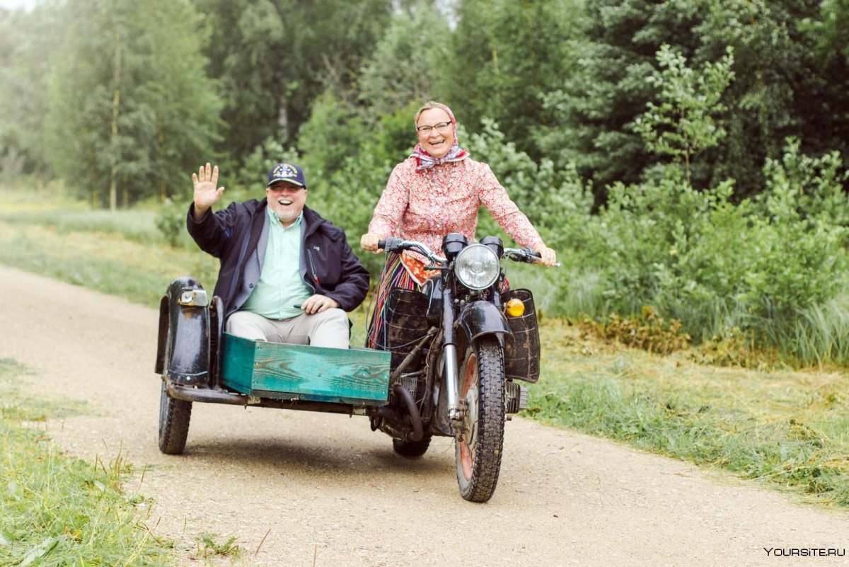 Бабуся на самокате