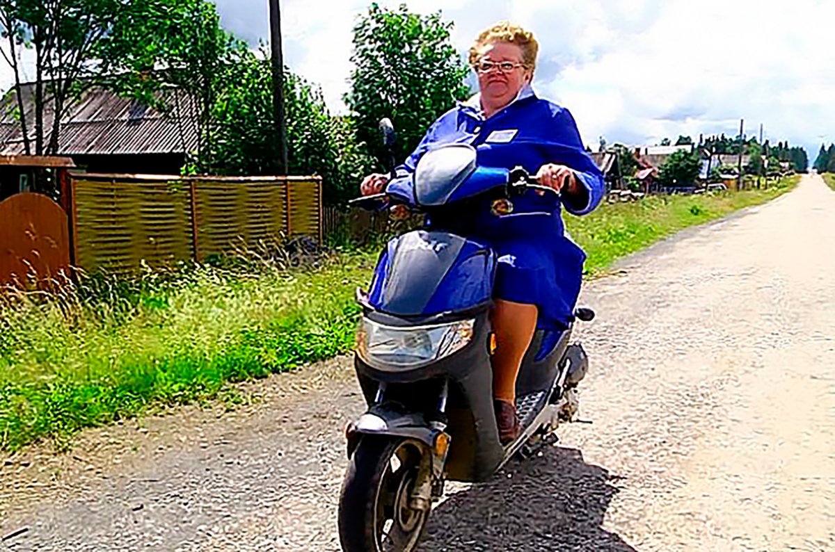 Бабушка на мопеде
