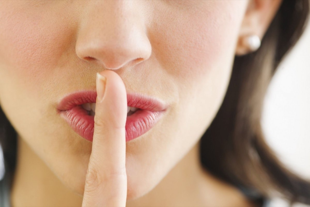 Палец к губам тише