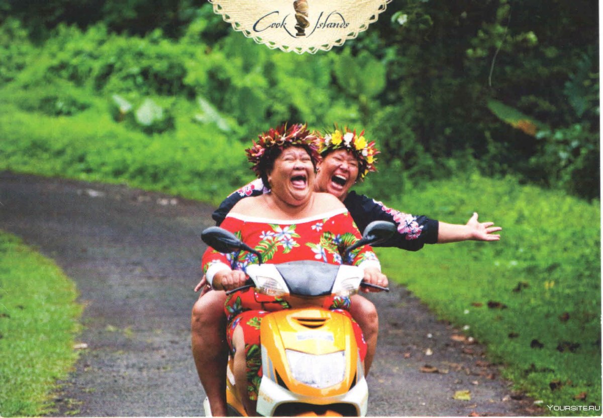 Пожилая женщина на мотоцикле