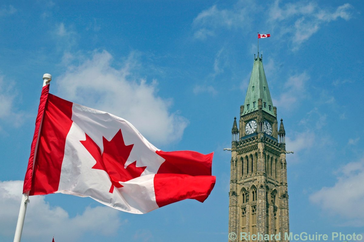 Парламент Канады с флагом