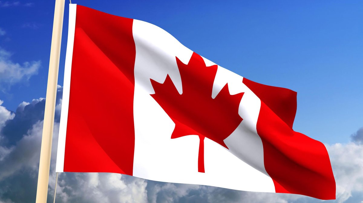 Флаг Канады на фоне города