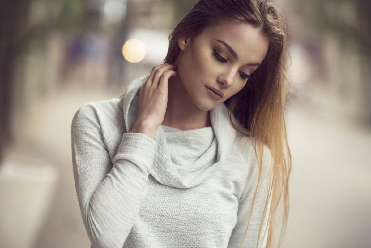 Девушка наклонила голову