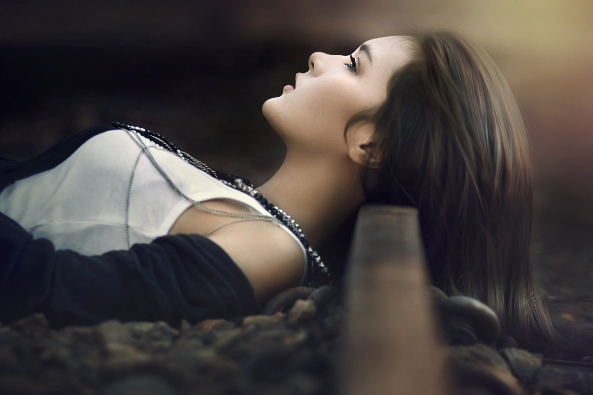 Красивая девушка грустит