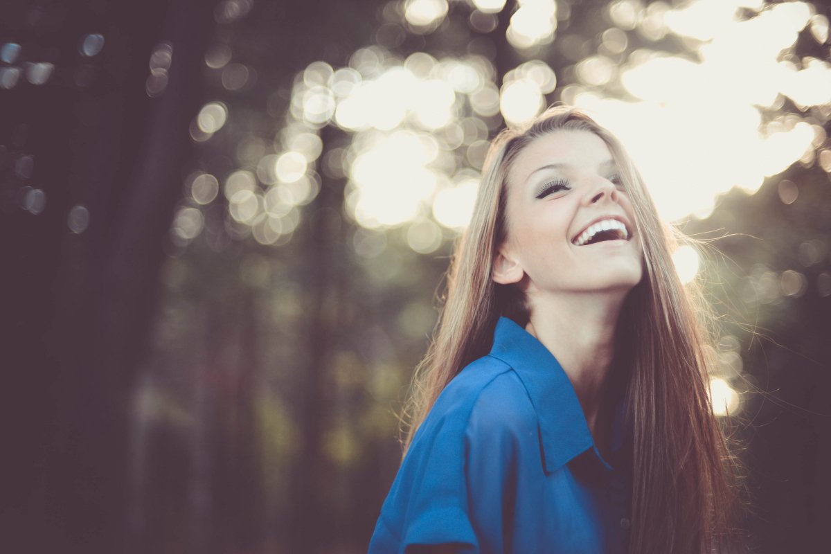 Девушка смеется в профиль