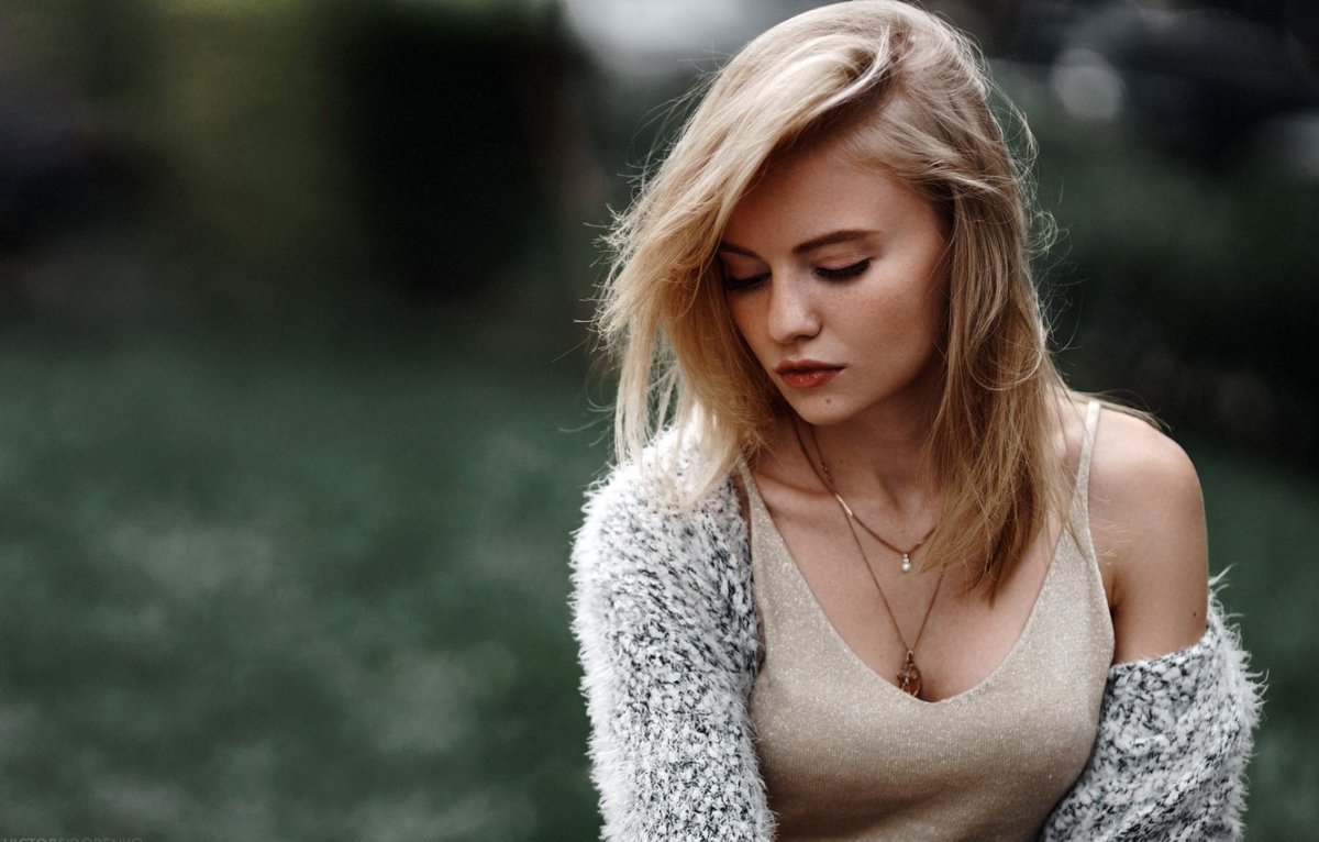 Блондинка с опущенными глазами