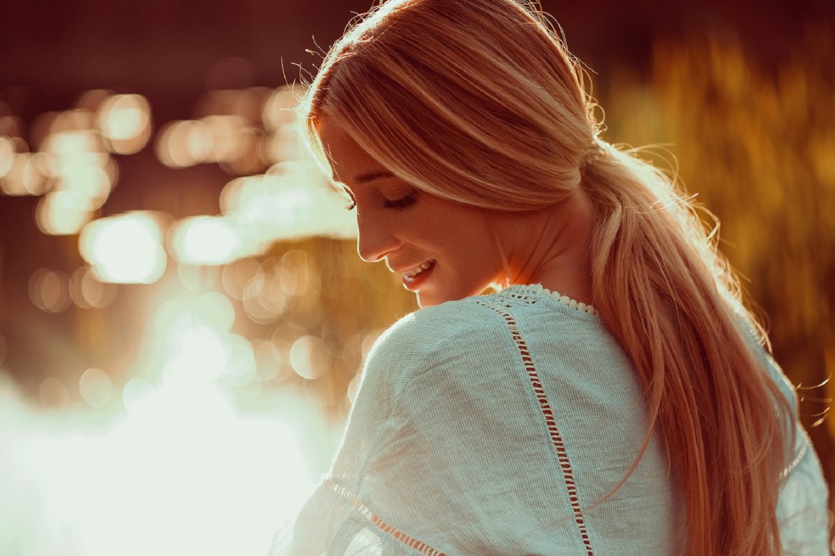 Девушка боком